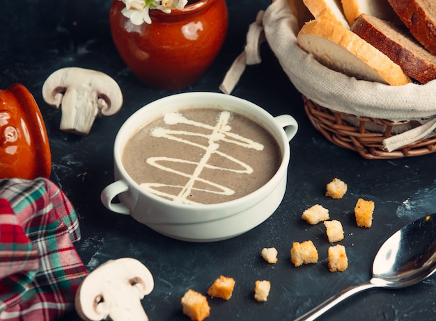 Free Photo creamy mushroom soup served with bread