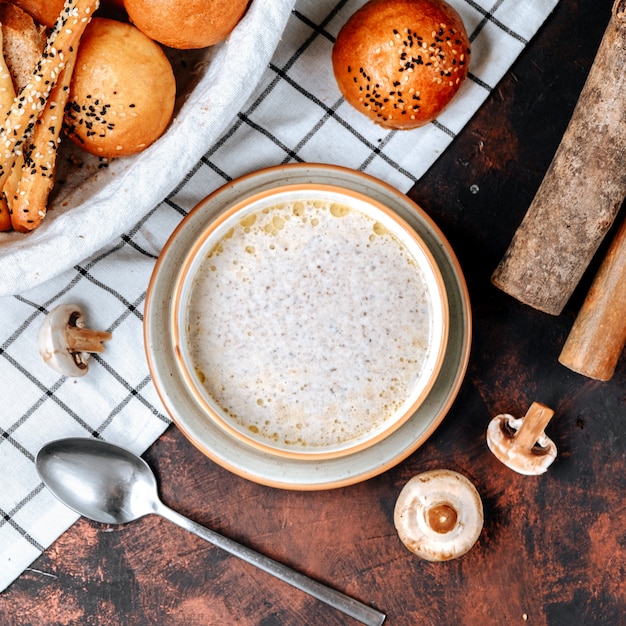 Free photo creamy mushroom soup with cream on the table