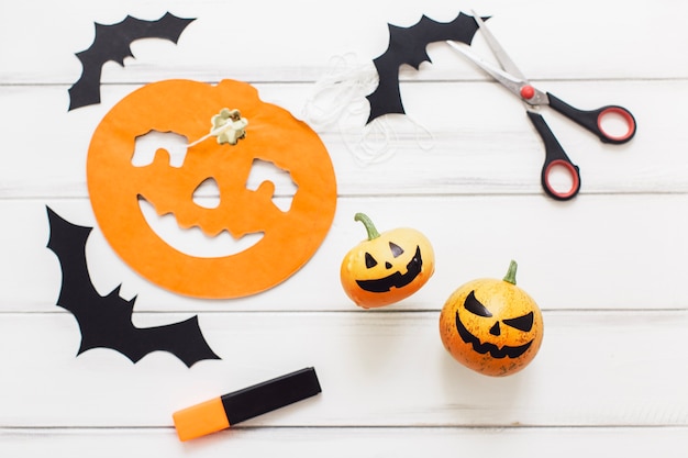 Free photo creative halloween composition with pumpkins