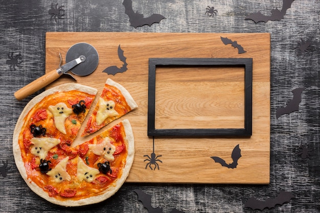 Free photo creepy halloween pizza with cutter and frame