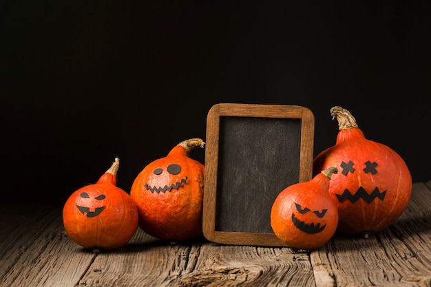 Free photo creepy halloween pumpkins with mock-up frame