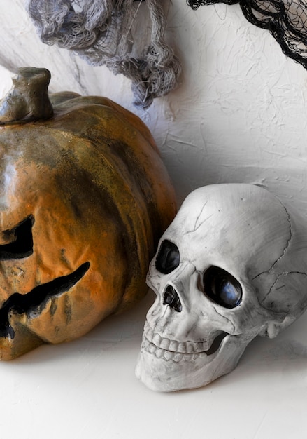 Free photo creepy skull and jack-o-lantern