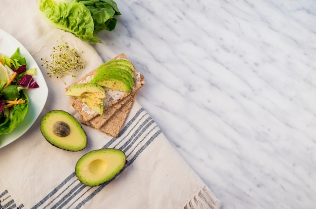 Free Photo crisp bread with avocado on table