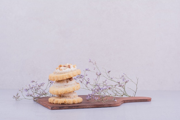 Crispy cracker with whipping cream on a wooden platter