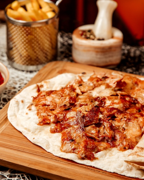 Free photo crispy fried pieces of meat on pita bread