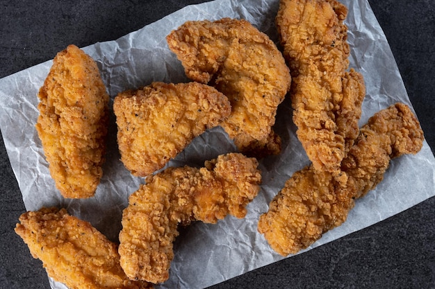 Free photo crispy kentucky fried chicken on cutting board