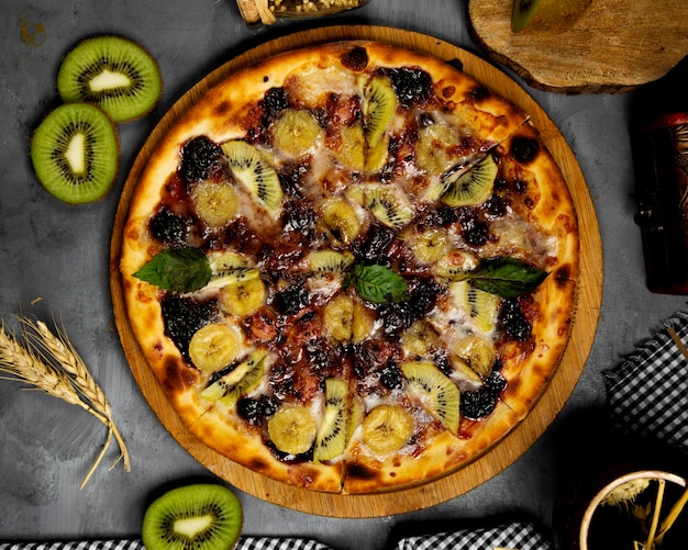 Free photo crispy pizza made from kiwi fruit and banana