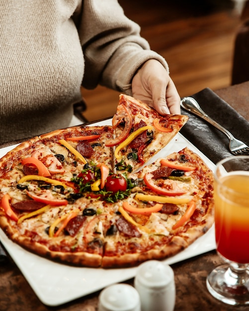 Free photo crispy pizza with sausage and bell pepper