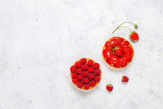 Crispy tartlet with pastry cream filling and strawberry.