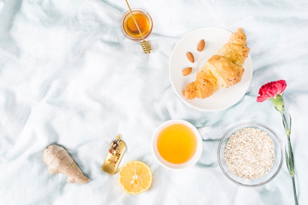 Free photo croissant breakfast