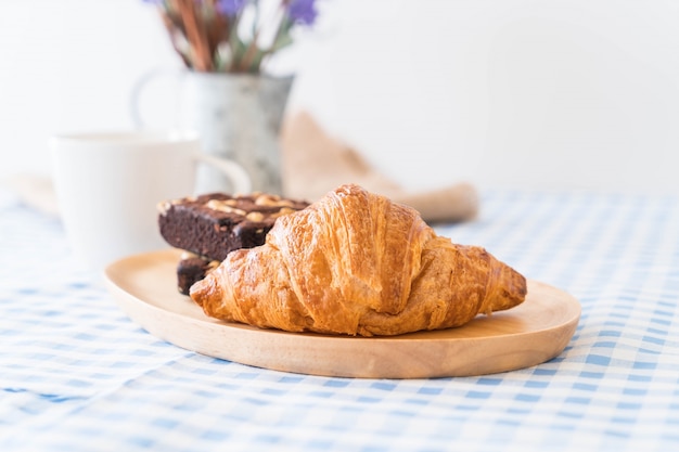 Free photo croissant and brownies