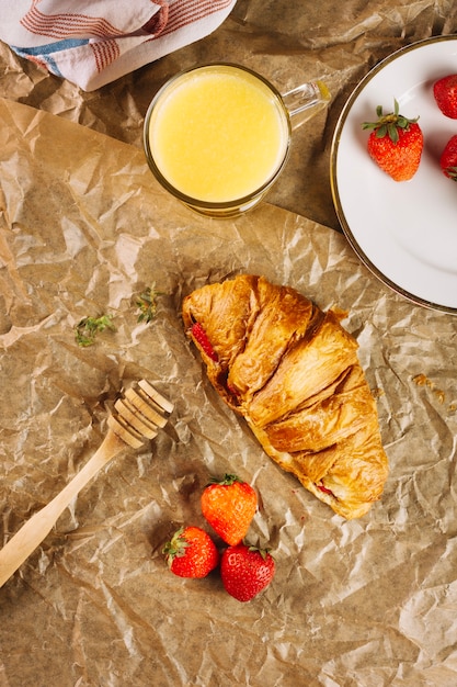 Free photo croissant and juice for breakfast