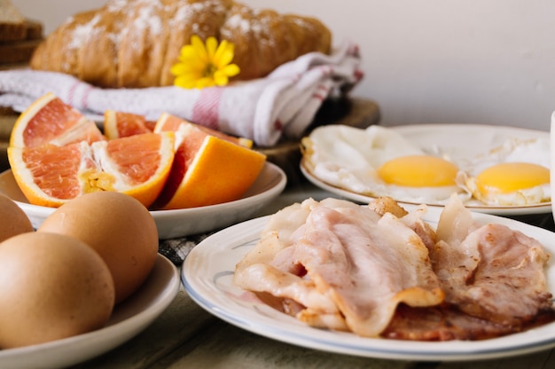 Free photo croissants with bacon and eggs