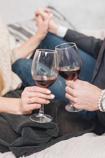 Free photo crop couple in love clinking with wineglasses