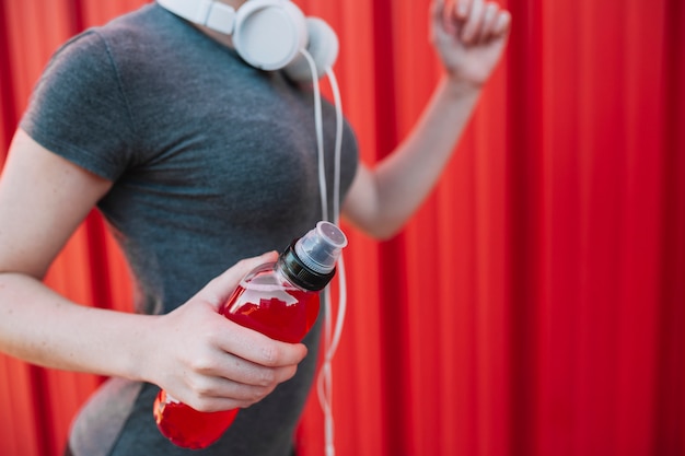 Free photo crop fit woman with sportive drink