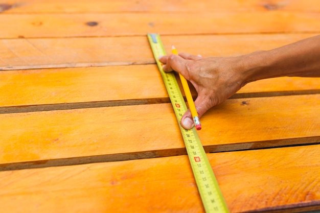 Free photo crop hand measuring tabletop