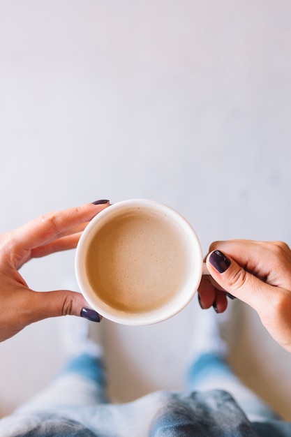 Free photo crop hands carrying coffee cup