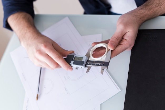 Crop hands with measuring device