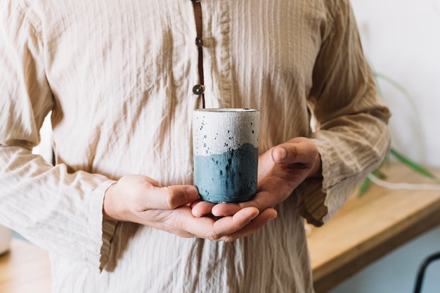 Free photo crop man holding cup