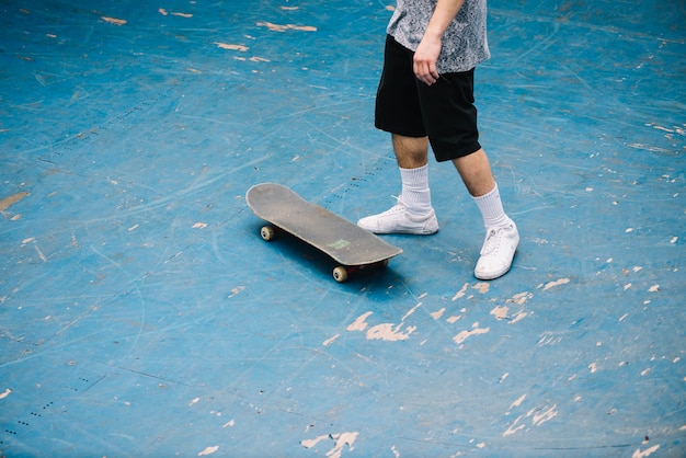 Free photo crop man in skatepark