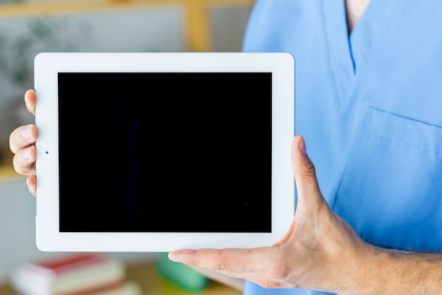 Free photo crop surgeon showing tablet