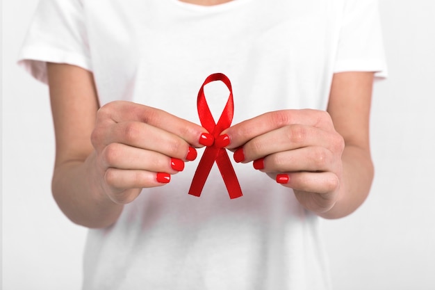 Free photo crop woman showing burgundy ribbon