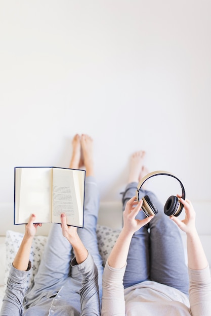 Free Photo crop women with book and headphones