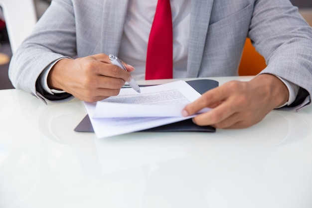 Free photo cropped shot of businessman signing contract