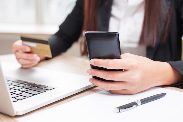 Free Photo cropped view of businesswoman doing online banking