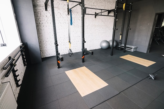 Free Photo crossfit rack in gym