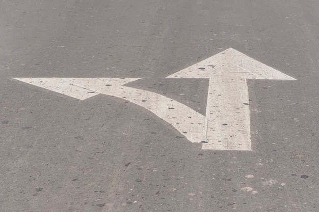 Free photo crossroad arrow lines on asphalt