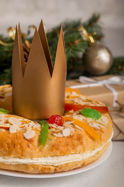 Free photo crown on dessert happy epiphany