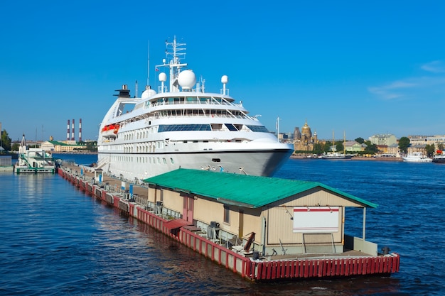 Free photo cruise liner  in saint petersburg