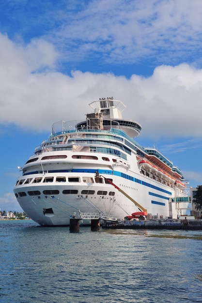 Free photo cruise ship in miami