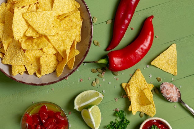 Free Photo crunchy chips and vegetables on plates