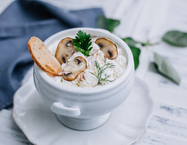 Free Photo crutone with mushrooms and cream