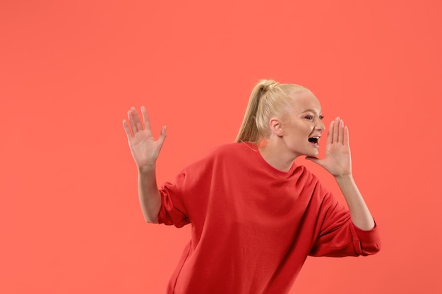 Free Photo crying emotional woman screaming on coral studio