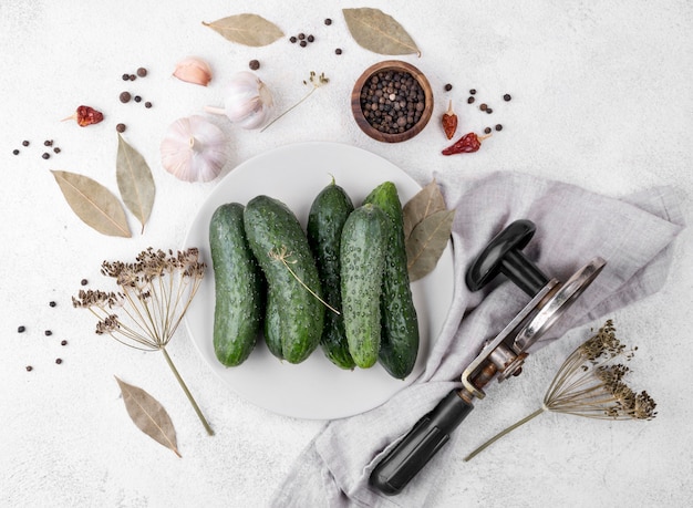 Free photo cucumbers arrangement on plate