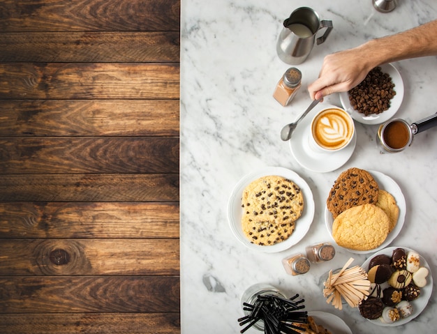 Free photo cup of coffee and plates with chocolate cookies