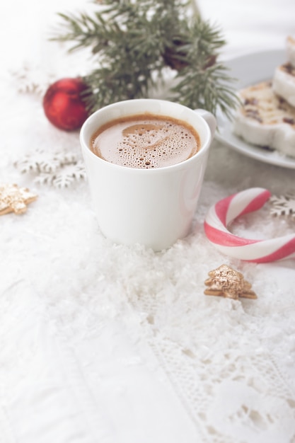 Free photo cup of coffee with christmas decorations