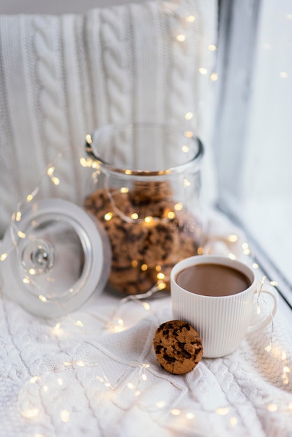 Free photo cup of tea and cookies