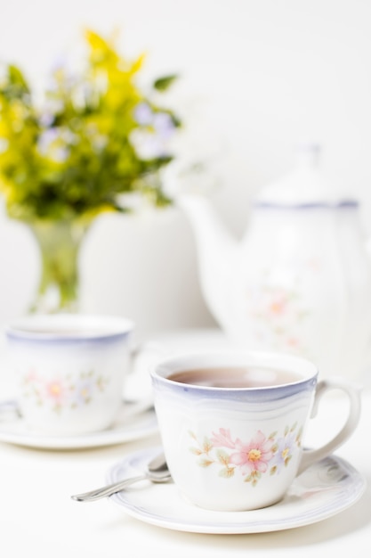 Free photo cup of tea and tea set on table