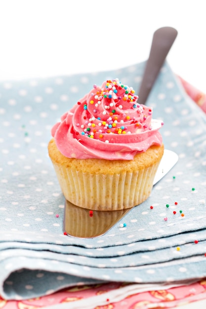 Free photo cupcake with frosting and sprinkles