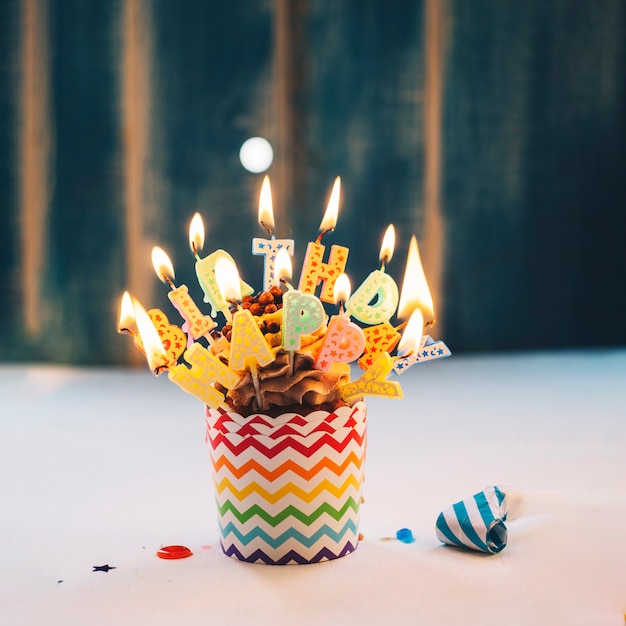 Free photo cupcake with lighting happy birthday candles