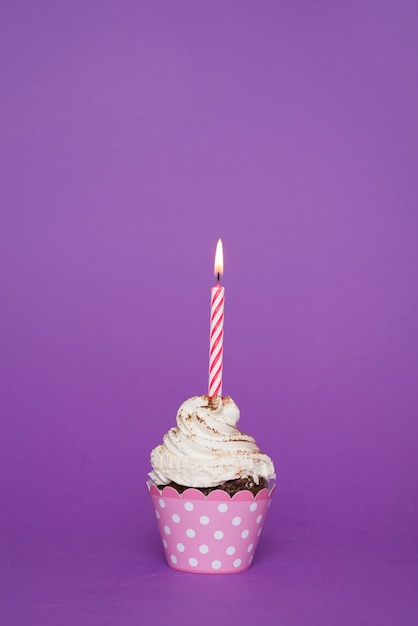 Free photo cupcake with lit candle