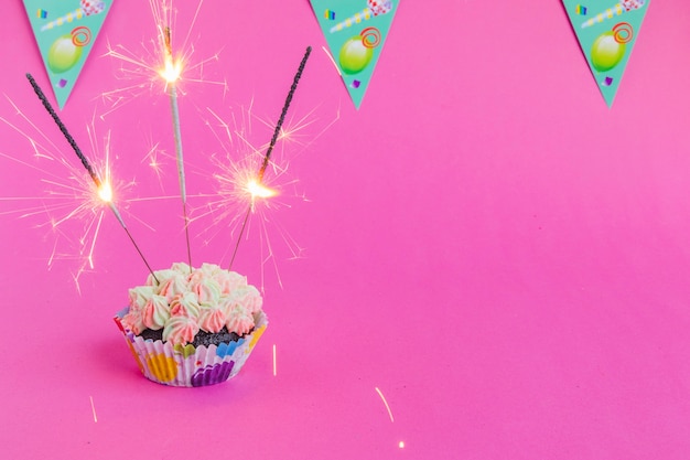 Free Photo cupcake with sparklers and flags