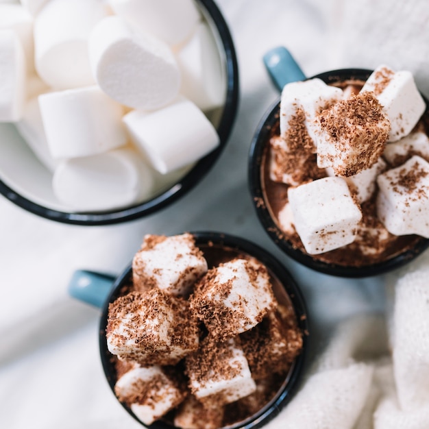 Free photo cups with marshmallows and cocoa powder on table