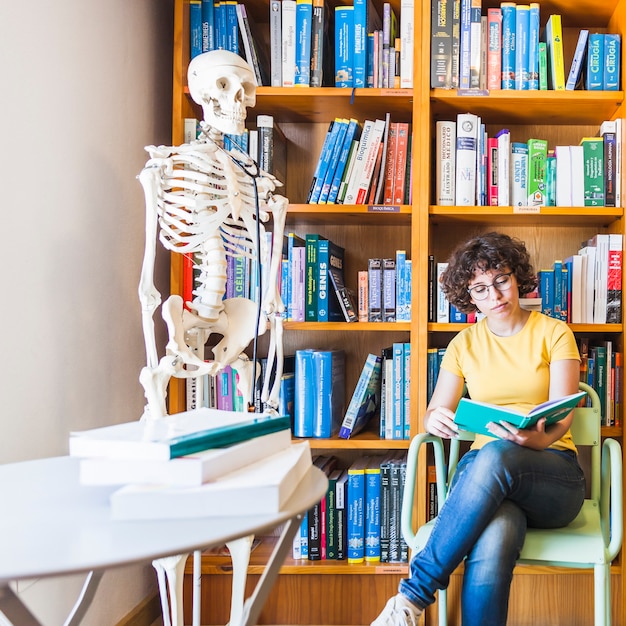 Free photo curly brunette studying book