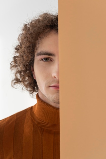 Free photo curly haired man with brown blouse posing