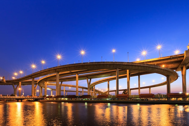 Free photo curve of expressway by river in bangkok at twilight